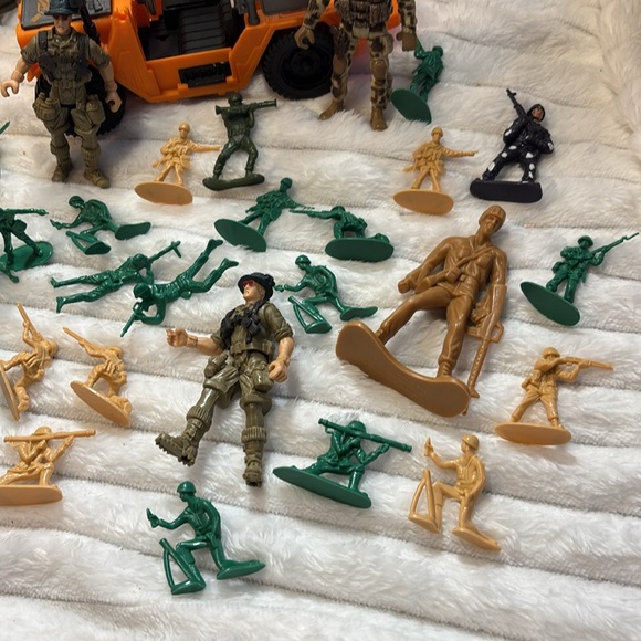Vintage Military Vehicles and Action Figures Bundle - Picture 5 of 6